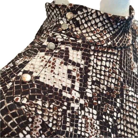 Tahari Mock Neck Snakeskin Blouse 1/2 Sleeve Size Medium - Picture 3 of 6